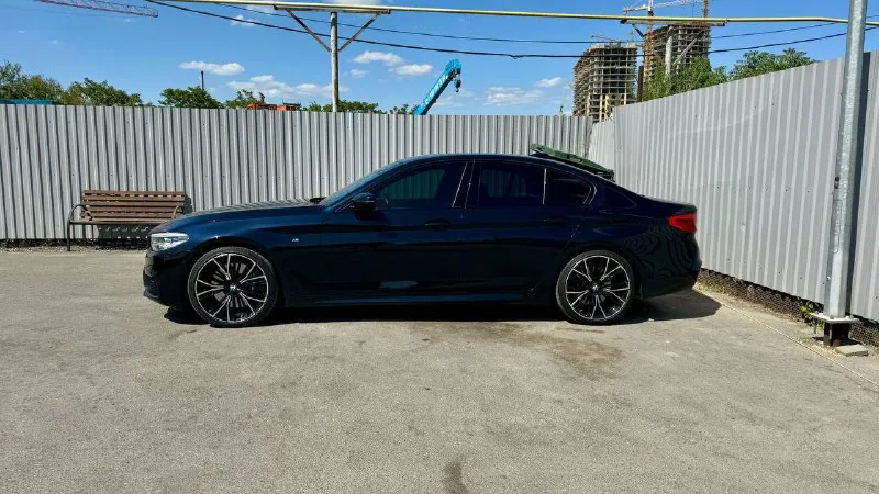 Продам bmw 540d xdrive (3 литра 320л. с., полный привод), 2019 г. в. цена: 4,790,000₽ торг. пробег 98 тыс. км. во владении с июня 23 года, есть bmw air (данные машины в германии, пробег, комплектация). автомобиль целый, без дтп и окрасов, все стекла заводские. машина вся оклеена в бронепленку (shadow guard) и покрыта керамикой (krytex), также оклеены глянцевые элементы в салоне и монитор мультимедиа с приборной панелью. два комплекта оригинальных ковров. немного о комплектации: - адаптивные led фары - датчики мертвых зон - проекция на лобовое - 4-х зонный климат - подогрев/вентиляция, память передних сидений - подогрев задних сидений - ломающиеся спинки передних сидений - электропривод крышки багажника (+открытие взмахом ноги) - заводской м пакет - адаптивный круиз контроль, удержание в полосе - датчик дождя/света - парктроник 360 - камера заднего вида - заводской shadow line - тормоза м performance автомобиль обс 📲 tg: виталий 📞 звоните: +7(949)3509152 - фотография - 3