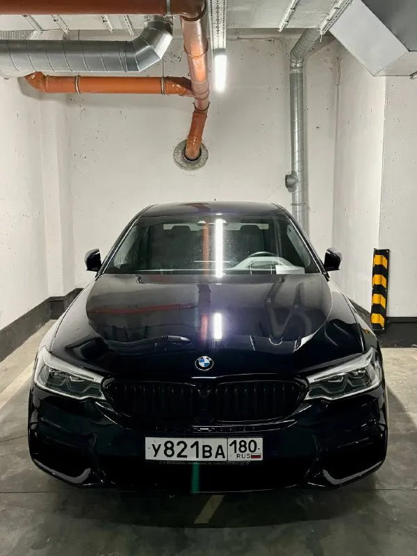Продам bmw 540d xdrive (3 литра 320л. с., полный привод), 2019 г. в. цена: 4,790,000₽ торг. пробег 98 тыс. км. во владении с июня 23 года, есть bmw air (данные машины в германии, пробег, комплектация). автомобиль целый, без дтп и окрасов, все стекла заводские. машина вся оклеена в бронепленку (shadow guard) и покрыта керамикой (krytex), также оклеены глянцевые элементы в салоне и монитор мультимедиа с приборной панелью. два комплекта оригинальных ковров. немного о комплектации: - адаптивные led фары - датчики мертвых зон - проекция на лобовое - 4-х зонный климат - подогрев/вентиляция, память передних сидений - подогрев задних сидений - ломающиеся спинки передних сидений - электропривод крышки багажника (+открытие взмахом ноги) - заводской м пакет - адаптивный круиз контроль, удержание в полосе - датчик дождя/света - парктроник 360 - камера заднего вида - заводской shadow line - тормоза м performance автомобиль обс 📲 tg: виталий 📞 звоните: +7(949)3509152 - фотография - 5