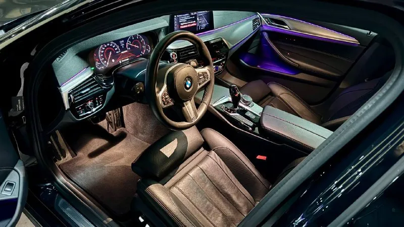 Продам bmw 540d xdrive (3 литра 320л. с., полный привод), 2019 г. в. цена: 4,790,000₽ торг. пробег 98 тыс. км. во владении с июня 23 года, есть bmw air (данные машины в германии, пробег, комплектация). автомобиль целый, без дтп и окрасов, все стекла заводские. машина вся оклеена в бронепленку (shadow guard) и покрыта керамикой (krytex), также оклеены глянцевые элементы в салоне и монитор мультимедиа с приборной панелью. два комплекта оригинальных ковров. немного о комплектации: - адаптивные led фары - датчики мертвых зон - проекция на лобовое - 4-х зонный климат - подогрев/вентиляция, память передних сидений - подогрев задних сидений - ломающиеся спинки передних сидений - электропривод крышки багажника (+открытие взмахом ноги) - заводской м пакет - адаптивный круиз контроль, удержание в полосе - датчик дождя/света - парктроник 360 - камера заднего вида - заводской shadow line - тормоза м performance автомобиль обс 📲 tg: виталий 📞 звоните: +7(949)3509152 - фотография - 6