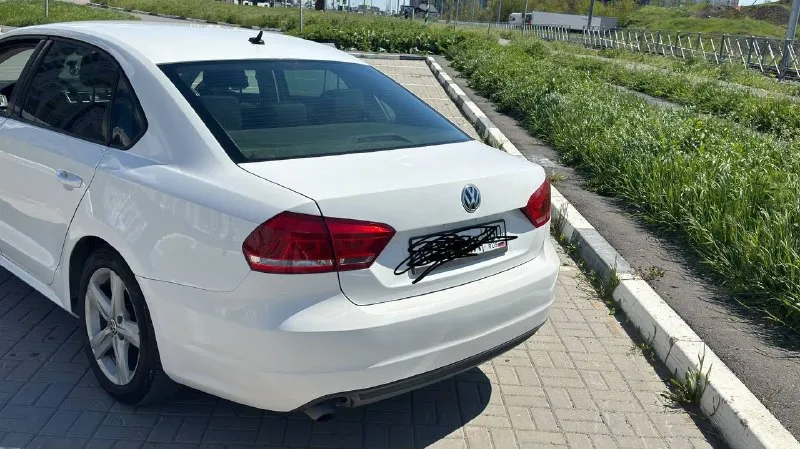Volkswagen passat b7 (usa) 2013, 2.5 (170 л. с.), aisin ➕ газ. идеальный компромисс цена/ресурс/экономия. продаю passat b7 2013 года, американская сборка (usa). пробег 200 000 км. долго искал эту связку: двигатель 2.5 (5 цилиндров) и классический автомат aisin — самый живучий тандем, без dsg и проблемных tsi. делал машину для себя, поэтому состояние хорошее. тех. осмотр пройден. зимняя резина в подарок. цена: 1🍋360 +79493273411 павел 📞 звоните: +7(949)3273411 - фотография - 2