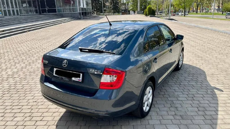 Skoda rapid без окрасов ! все стекла родные ! год 2015г кузов лифтбек мотор 1.6 бензиновый мрi (атмосферный) коробка механика 5ст. передний привод пробег 190.000 тыс. км автотека зеленая 🧤 не такси ! 2 хозяин! комплектация климат контроль! подогрев сидений круиз контроль ! 4 эл. стеклоподъёмника ! бортовой компьютер ! обогрев заднего стекла! эл. зеркала с подогревом корректор фар! дхо! сигнализация ! би лэд в фарах! лэд птф! разъемы под aux usb! разъем 12v! магнитола bluetooth! мульти руль ! литые диски r15! 2 ключа ! ✅донецк. стоимость 950.000 торг!!! тел. +7 (949)5905326 - фотография - 6