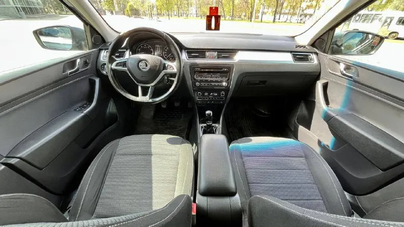 Skoda rapid без окрасов ! все стекла родные ! год 2015г кузов лифтбек мотор 1.6 бензиновый мрi (атмосферный) коробка механика 5ст. передний привод пробег 190.000 тыс. км автотека зеленая 🧤 не такси ! 2 хозяин! комплектация климат контроль! подогрев сидений круиз контроль ! 4 эл. стеклоподъёмника ! бортовой компьютер ! обогрев заднего стекла! эл. зеркала с подогревом корректор фар! дхо! сигнализация ! би лэд в фарах! лэд птф! разъемы под aux usb! разъем 12v! магнитола bluetooth! мульти руль ! литые диски r15! 2 ключа ! ✅донецк. стоимость 950.000 торг!!! тел. +7 (949)5905326 - фотография - 7