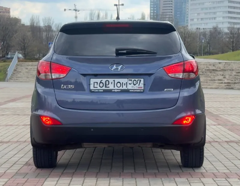 Тел. +79496447941 продам hyundai ix35 2014г. в идеальном состоянии! по автомобилю делать не чего не надо!! готов ехать на любые проверки за ваш счёт! стёкла все заводские включая лобовое! птс оригинал два владелец по птс! переоформление в мрэо комплектация двигатель 2.0 бензин пробег 187т abs esp airbag круиз контроль бортовой компьютер кожаный салон камера заднего хода помощь при спуске подогрев сидений подогрев зеркал parktronic электро слаживания зеркал двухзонный климат контроль 4 стеклоподъемника 2 ключа хорошая резина цена 1.290.000т. р очень срочно торг возможно продажа в кредит 📲 tg: @artur_dadunia 📞 звоните: +7(949)6447941 - фотография - 5