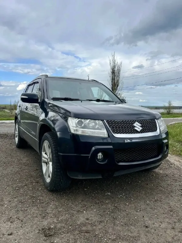 Suzuki grand vitara 2008 2.4 акпп ( коробка листает ) легендарная айсин ( двс отлично ) масло от замены до замены пробежала всего то 246к и это только начала её пути ) на жирнючих 19 литых дисках ! на люке ( открывается ) жир ! капитальныя обслуженная витара, сел поехал, цена за такой апарат чисто символически 945к рублей ) можно в валюте ) осмотр мариуполь по договоренности тел. +7 949 714 1298 телеграмм @vv0777vv - фотография - 1