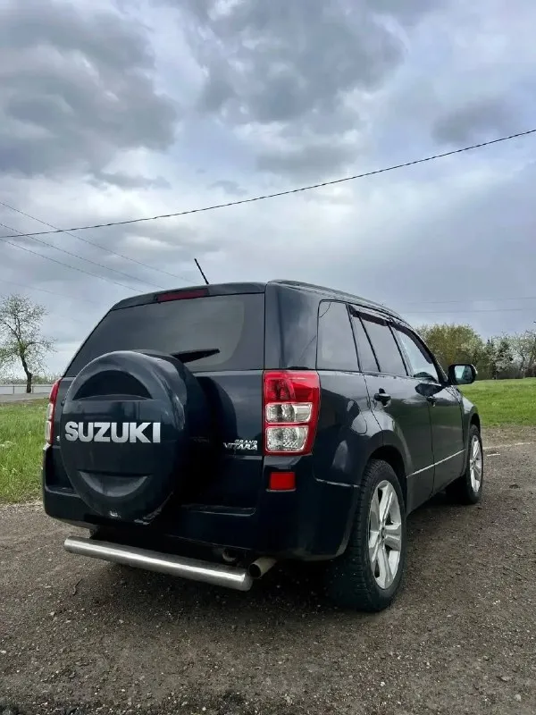 Suzuki grand vitara 2008 2.4 акпп ( коробка листает ) легендарная айсин ( двс отлично ) масло от замены до замены пробежала всего то 246к и это только начала её пути ) на жирнючих 19 литых дисках ! на люке ( открывается ) жир ! капитальныя обслуженная витара, сел поехал, цена за такой апарат чисто символически 945к рублей ) можно в валюте ) осмотр мариуполь по договоренности тел. +7 949 714 1298 телеграмм @vv0777vv - фотография - 4