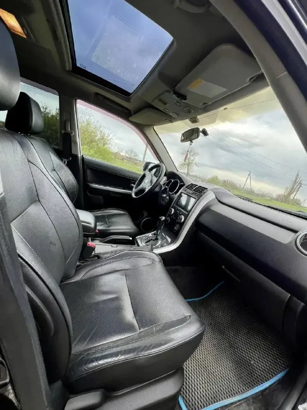 Suzuki grand vitara 2008 2.4 акпп ( коробка листает ) легендарная айсин ( двс отлично ) масло от замены до замены пробежала всего то 246к и это только начала её пути ) на жирнючих 19 литых дисках ! на люке ( открывается ) жир ! капитальныя обслуженная витара, сел поехал, цена за такой апарат чисто символически 945к рублей ) можно в валюте ) осмотр мариуполь по договоренности тел. +7 949 714 1298 телеграмм @vv0777vv - фотография - 6