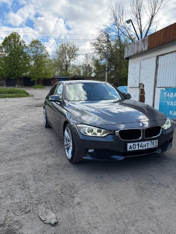 Продам bmw f30 2013г куплена в 2014 246.000 пробег мотор 1.6 турбо самый надежный и неприхотливый! автомобилем владею год, авто в самом достойнейшем состоянии которое вы только сможете найти у бмв ф30,тачка вся в родном окрасе все железо родное, машина без рыжиков без притертосей без вмятин без подкрасов, салон в идеале без притертосей и ремонтов, сохранено идеальное стоковое родное состояние, машина плотностью обслужена от и до не рубля вложений не требует! дополнительные видео можете попросить в тг, состояние авто, видео с толщиномером, фотки диагностики двигателя, все покажу! вин : x4x3a19430j672864 цена 1.390.000р не рубля не скину и не торгуюсь не существует f30 в таком состоянии и близко за такие деньги, любые проверки с любыми подборщиками поддерживаю👍 кто ищет тройку в этом кузове и приедет смотреть, сразу заберет я уверен 😉 t. g @former_emperor телефон : +79498460048 - фотография - 1