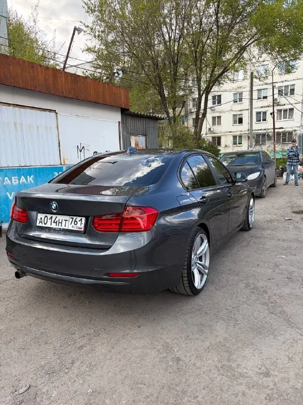 Продам bmw f30 2013г куплена в 2014 246.000 пробег мотор 1.6 турбо самый надежный и неприхотливый! автомобилем владею год, авто в самом достойнейшем состоянии которое вы только сможете найти у бмв ф30,тачка вся в родном окрасе все железо родное, машина без рыжиков без притертосей без вмятин без подкрасов, салон в идеале без притертосей и ремонтов, сохранено идеальное стоковое родное состояние, машина плотностью обслужена от и до не рубля вложений не требует! дополнительные видео можете попросить в тг, состояние авто, видео с толщиномером, фотки диагностики двигателя, все покажу! вин : x4x3a19430j672864 цена 1.390.000р не рубля не скину и не торгуюсь не существует f30 в таком состоянии и близко за такие деньги, любые проверки с любыми подборщиками поддерживаю👍 кто ищет тройку в этом кузове и приедет смотреть, сразу заберет я уверен 😉 t. g @former_emperor телефон : +79498460048 - фотография - 3