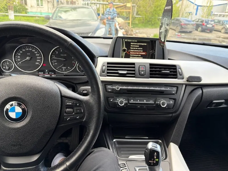 Продам bmw f30 2013г куплена в 2014 246.000 пробег мотор 1.6 турбо самый надежный и неприхотливый! автомобилем владею год, авто в самом достойнейшем состоянии которое вы только сможете найти у бмв ф30,тачка вся в родном окрасе все железо родное, машина без рыжиков без притертосей без вмятин без подкрасов, салон в идеале без притертосей и ремонтов, сохранено идеальное стоковое родное состояние, машина плотностью обслужена от и до не рубля вложений не требует! дополнительные видео можете попросить в тг, состояние авто, видео с толщиномером, фотки диагностики двигателя, все покажу! вин : x4x3a19430j672864 цена 1.390.000р не рубля не скину и не торгуюсь не существует f30 в таком состоянии и близко за такие деньги, любые проверки с любыми подборщиками поддерживаю👍 кто ищет тройку в этом кузове и приедет смотреть, сразу заберет я уверен 😉 t. g @former_emperor телефон : +79498460048 - фотография - 9