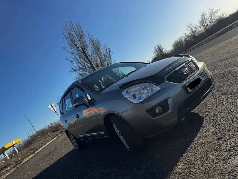 Продам kia carens 2011 📮 город: горловка 📊 пробег: 237 тыс ⛽ двигатель (тип, объем, мощность): 2.0 мт (145 л. с. ) 🔧 тип кпп: механика 👨‍⚖ владельцев в птс: 2 ( хозяин 1, наследство ) 💶 цена: 899 тыс 📝 описание: корейская сборка, птс оригинал, 100% заводской окрас, без дтп и страховых расчетов. готов к любым проверкам, 237 000 км — честный, не скручен. двигатель и кпп обслужены, работают без нареканий, проверено апрель 2026 (официально вписано в птс!). диагностическая карта пройдена апрель 2026 г. машина ровная, живая и очень ухоженная. 2 комплекта дисков/резины. если ищете машину «для себя», чтобы ездить, а не чинить — звоните. обоснованный торг у машины. таких машин на рынке единицы. ☎ контактный телефон: +79494811256 или пишите в лс 📞 звоните: +7(949)4811256 - фотография - 1