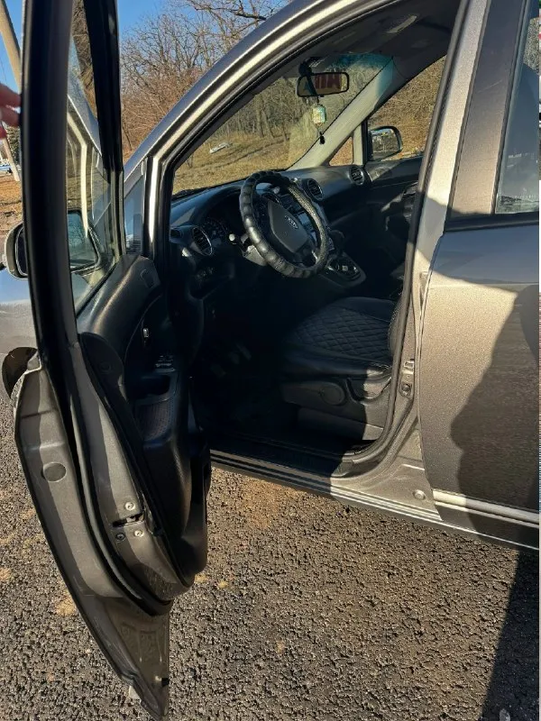 Продам kia carens 2011 📮 город: горловка 📊 пробег: 237 тыс ⛽ двигатель (тип, объем, мощность): 2.0 мт (145 л. с. ) 🔧 тип кпп: механика 👨‍⚖ владельцев в птс: 2 ( хозяин 1, наследство ) 💶 цена: 899 тыс 📝 описание: корейская сборка, птс оригинал, 100% заводской окрас, без дтп и страховых расчетов. готов к любым проверкам, 237 000 км — честный, не скручен. двигатель и кпп обслужены, работают без нареканий, проверено апрель 2026 (официально вписано в птс!). диагностическая карта пройдена апрель 2026 г. машина ровная, живая и очень ухоженная. 2 комплекта дисков/резины. если ищете машину «для себя», чтобы ездить, а не чинить — звоните. обоснованный торг у машины. таких машин на рынке единицы. ☎ контактный телефон: +79494811256 или пишите в лс 📞 звоните: +7(949)4811256 - фотография - 2