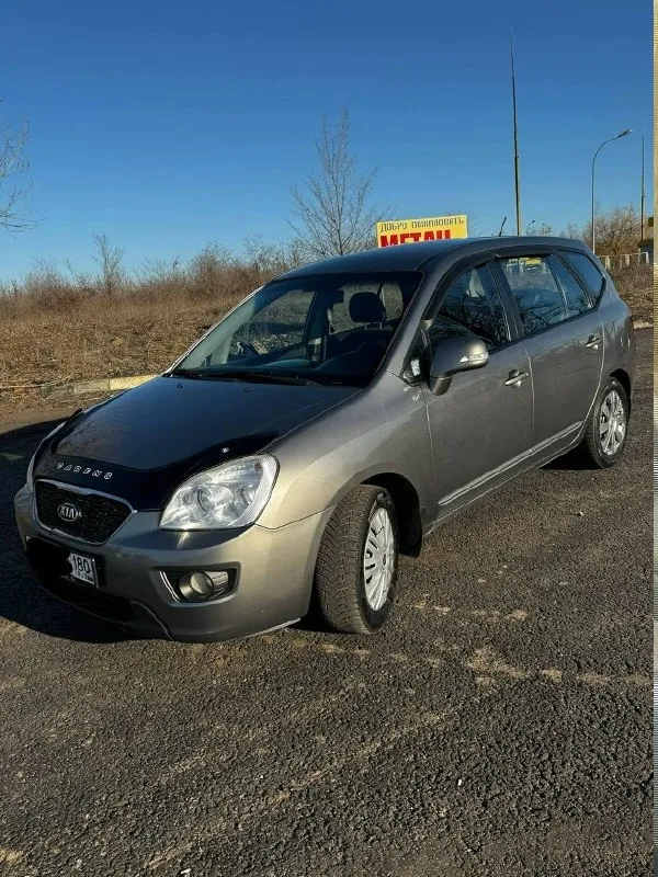 Продам kia carens 2011 📮 город: горловка 📊 пробег: 237 тыс ⛽ двигатель (тип, объем, мощность): 2.0 мт (145 л. с. ) 🔧 тип кпп: механика 👨‍⚖ владельцев в птс: 2 ( хозяин 1, наследство ) 💶 цена: 899 тыс 📝 описание: корейская сборка, птс оригинал, 100% заводской окрас, без дтп и страховых расчетов. готов к любым проверкам, 237 000 км — честный, не скручен. двигатель и кпп обслужены, работают без нареканий, проверено апрель 2026 (официально вписано в птс!). диагностическая карта пройдена апрель 2026 г. машина ровная, живая и очень ухоженная. 2 комплекта дисков/резины. если ищете машину «для себя», чтобы ездить, а не чинить — звоните. обоснованный торг у машины. таких машин на рынке единицы. ☎ контактный телефон: +79494811256 или пишите в лс 📞 звоните: +7(949)4811256 - фотография - 3