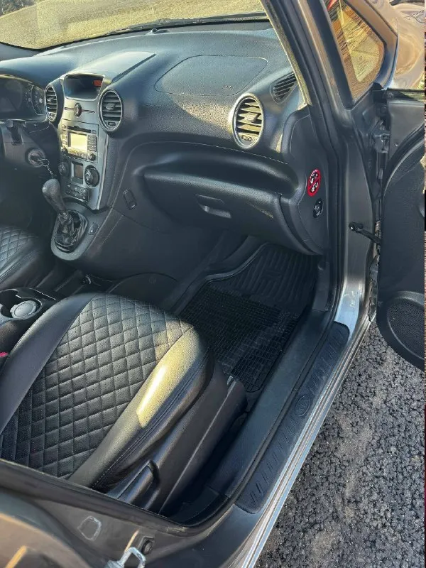 Продам kia carens 2011 📮 город: горловка 📊 пробег: 237 тыс ⛽ двигатель (тип, объем, мощность): 2.0 мт (145 л. с. ) 🔧 тип кпп: механика 👨‍⚖ владельцев в птс: 2 ( хозяин 1, наследство ) 💶 цена: 899 тыс 📝 описание: корейская сборка, птс оригинал, 100% заводской окрас, без дтп и страховых расчетов. готов к любым проверкам, 237 000 км — честный, не скручен. двигатель и кпп обслужены, работают без нареканий, проверено апрель 2026 (официально вписано в птс!). диагностическая карта пройдена апрель 2026 г. машина ровная, живая и очень ухоженная. 2 комплекта дисков/резины. если ищете машину «для себя», чтобы ездить, а не чинить — звоните. обоснованный торг у машины. таких машин на рынке единицы. ☎ контактный телефон: +79494811256 или пишите в лс 📞 звоните: +7(949)4811256 - фотография - 4