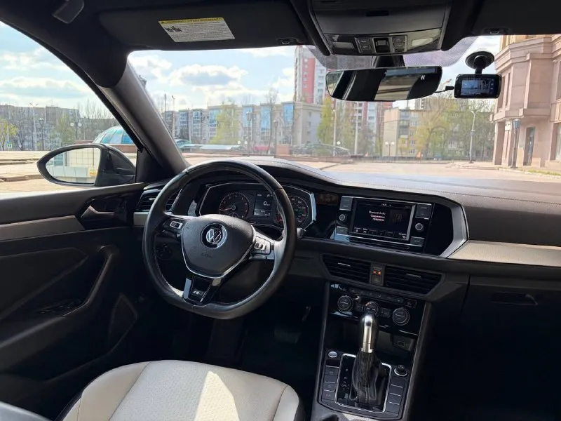 ❗️продам volkswagen jetta r-line❗️ 2019 год двигатель 1.4, пробег 82 000 км коробка классический автомат 8 ст рф учет цена 1 850 000 +79495000615 авто в отличном состоянии, заменены свечи, масло кпп, тормозные диски и колодки салон в идеальном состоянии, кожаный комбинированный, черный потолок камера заднего вида, сенсорный экран, датчики давления шин, активный круиз контроль, эл. стеклоподъёмники, сидения с подогревом, двухзонный климат контроль, датчик света, android auto/carplay +79495000615 - фотография - 2