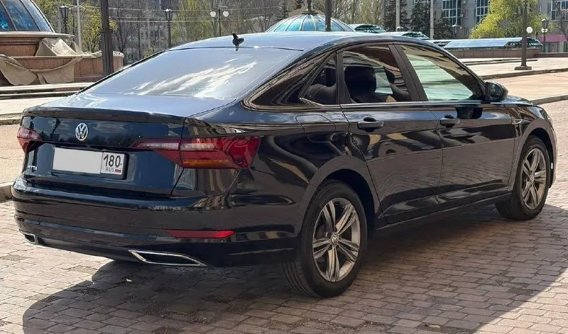 ❗️продам volkswagen jetta r-line❗️ 2019 год двигатель 1.4, пробег 82 000 км коробка классический автомат 8 ст рф учет цена 1 850 000 +79495000615 авто в отличном состоянии, заменены свечи, масло кпп, тормозные диски и колодки салон в идеальном состоянии, кожаный комбинированный, черный потолок камера заднего вида, сенсорный экран, датчики давления шин, активный круиз контроль, эл. стеклоподъёмники, сидения с подогревом, двухзонный климат контроль, датчик света, android auto/carplay +79495000615 - фотография - 5