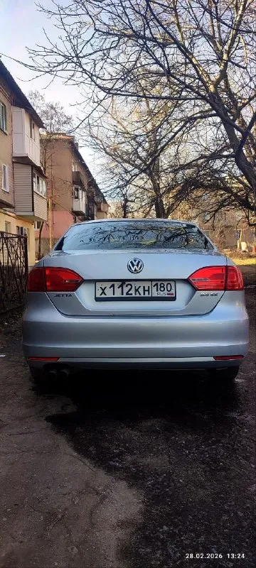 Продается volkswagen jetta 6 se, американская сборка.2012 основные характеристики: * двигатель: 2.5 л, атмосферный (не tsi). * коробка передач: классический автомат (aisin). * пробег: 180 000 км. * цвет: серебристый металлик. техническое состояние и обслуживание: автомобиль в отличном техническом состоянии, полностью обслужен. недавно заменены: * масло и фильтры в двигателе и * тормозные диски и колодки (все колеса). * пружины подвески. машина зарекомендовала себя как надежная и неприхотливая: заводится в любые морозы, уверенно ведет себя на трассе и при обгонах. никогда не подводила. чугунный блок. задняя подвеска балка, ломаться нечему. авто уже на летней резине на литье. зима на дисках в подарок. комплектация и комфорт: * просторный и чистый салон, большой багажник.525л. * отличная шумоизоляция, качественные материалы отделки. * шесть подушек безопасности. * центральный замок с управлением всеми стеклоподъемниками, электрорегулировка зеркал, блокировка задних дверей. 📞 звоните: +7(949)3749924 - фотография - 2