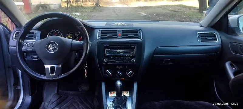 Продается volkswagen jetta 6 se, американская сборка.2012 основные характеристики: * двигатель: 2.5 л, атмосферный (не tsi). * коробка передач: классический автомат (aisin). * пробег: 180 000 км. * цвет: серебристый металлик. техническое состояние и обслуживание: автомобиль в отличном техническом состоянии, полностью обслужен. недавно заменены: * масло и фильтры в двигателе и * тормозные диски и колодки (все колеса). * пружины подвески. машина зарекомендовала себя как надежная и неприхотливая: заводится в любые морозы, уверенно ведет себя на трассе и при обгонах. никогда не подводила. чугунный блок. задняя подвеска балка, ломаться нечему. авто уже на летней резине на литье. зима на дисках в подарок. комплектация и комфорт: * просторный и чистый салон, большой багажник.525л. * отличная шумоизоляция, качественные материалы отделки. * шесть подушек безопасности. * центральный замок с управлением всеми стеклоподъемниками, электрорегулировка зеркал, блокировка задних дверей. 📞 звоните: +7(949)3749924 - фотография - 3