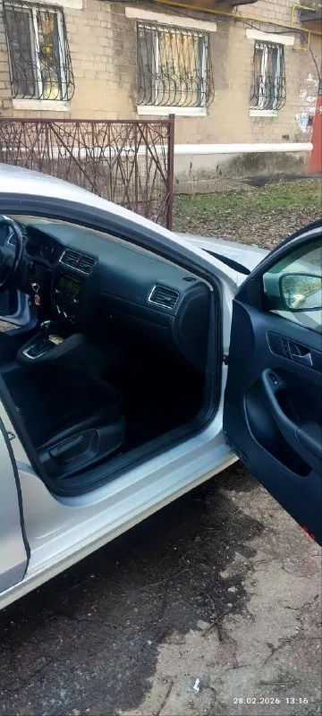 Продается volkswagen jetta 6 se, американская сборка.2012 основные характеристики: * двигатель: 2.5 л, атмосферный (не tsi). * коробка передач: классический автомат (aisin). * пробег: 180 000 км. * цвет: серебристый металлик. техническое состояние и обслуживание: автомобиль в отличном техническом состоянии, полностью обслужен. недавно заменены: * масло и фильтры в двигателе и * тормозные диски и колодки (все колеса). * пружины подвески. машина зарекомендовала себя как надежная и неприхотливая: заводится в любые морозы, уверенно ведет себя на трассе и при обгонах. никогда не подводила. чугунный блок. задняя подвеска балка, ломаться нечему. авто уже на летней резине на литье. зима на дисках в подарок. комплектация и комфорт: * просторный и чистый салон, большой багажник.525л. * отличная шумоизоляция, качественные материалы отделки. * шесть подушек безопасности. * центральный замок с управлением всеми стеклоподъемниками, электрорегулировка зеркал, блокировка задних дверей. 📞 звоните: +7(949)3749924 - фотография - 4