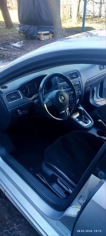 Продается volkswagen jetta 6 se, американская сборка.2012 основные характеристики: * двигатель: 2.5 л, атмосферный (не tsi). * коробка передач: классический автомат (aisin). * пробег: 180 000 км. * цвет: серебристый металлик. техническое состояние и обслуживание: автомобиль в отличном техническом состоянии, полностью обслужен. недавно заменены: * масло и фильтры в двигателе и * тормозные диски и колодки (все колеса). * пружины подвески. машина зарекомендовала себя как надежная и неприхотливая: заводится в любые морозы, уверенно ведет себя на трассе и при обгонах. никогда не подводила. чугунный блок. задняя подвеска балка, ломаться нечему. авто уже на летней резине на литье. зима на дисках в подарок. комплектация и комфорт: * просторный и чистый салон, большой багажник.525л. * отличная шумоизоляция, качественные материалы отделки. * шесть подушек безопасности. * центральный замок с управлением всеми стеклоподъемниками, электрорегулировка зеркал, блокировка задних дверей. 📞 звоните: +7(949)3749924 - фотография - 5