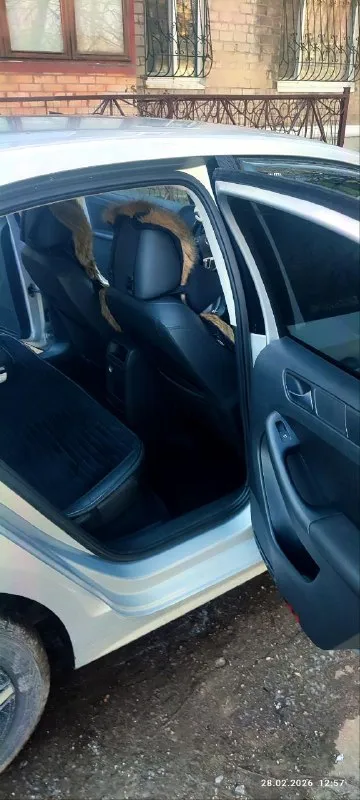 Продается volkswagen jetta 6 se, американская сборка.2012 основные характеристики: * двигатель: 2.5 л, атмосферный (не tsi). * коробка передач: классический автомат (aisin). * пробег: 180 000 км. * цвет: серебристый металлик. техническое состояние и обслуживание: автомобиль в отличном техническом состоянии, полностью обслужен. недавно заменены: * масло и фильтры в двигателе и * тормозные диски и колодки (все колеса). * пружины подвески. машина зарекомендовала себя как надежная и неприхотливая: заводится в любые морозы, уверенно ведет себя на трассе и при обгонах. никогда не подводила. чугунный блок. задняя подвеска балка, ломаться нечему. авто уже на летней резине на литье. зима на дисках в подарок. комплектация и комфорт: * просторный и чистый салон, большой багажник.525л. * отличная шумоизоляция, качественные материалы отделки. * шесть подушек безопасности. * центральный замок с управлением всеми стеклоподъемниками, электрорегулировка зеркал, блокировка задних дверей. 📞 звоните: +7(949)3749924 - фотография - 6