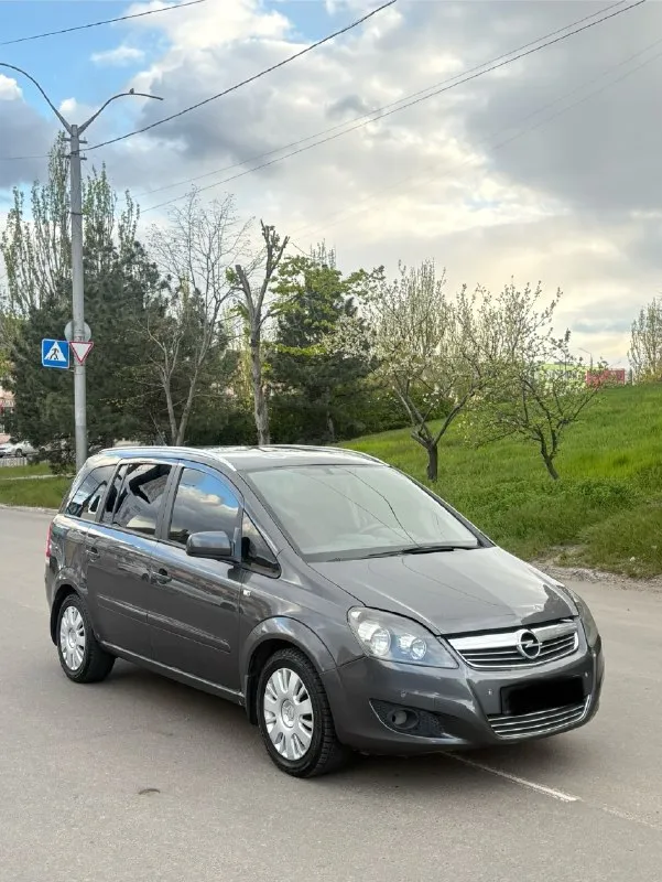 Продаю opel зафира opel zafira 2013 года рестайлинг 7_ми местная мотор 1.8 коробка автомат as in классический не робот не путайте пожалуйста в хорошем состоянии мотор масло не ест не дымит не троит коробка работает идеально есть спорт режим и зимний режим документы кристально чистые автотека зеленая без запретов залогов и штрафов цена 770.000 тысяч рублей торг реальному покупателю +79496073269 telegram +79496440125 telegram +79495388270 telegram. 📞 звоните: +7(949)6073269 - фотография - 2