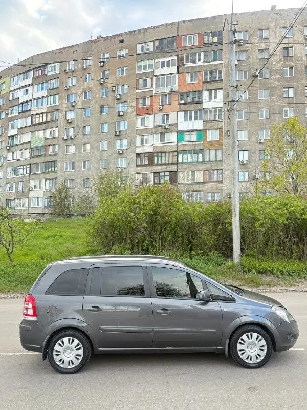 Продаю opel зафира opel zafira 2013 года рестайлинг 7_ми местная мотор 1.8 коробка автомат as in классический не робот не путайте пожалуйста в хорошем состоянии мотор масло не ест не дымит не троит коробка работает идеально есть спорт режим и зимний режим документы кристально чистые автотека зеленая без запретов залогов и штрафов цена 770.000 тысяч рублей торг реальному покупателю +79496073269 telegram +79496440125 telegram +79495388270 telegram. 📞 звоните: +7(949)6073269 - фотография - 7