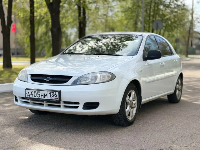 Продаётся chevrolet lacetti — надёжный и ухоженный автомобиль основные характеристики: * год выпуска: 2010 * двигатель: 1.4 л (бензин) * коробка передач: механика * состояние: отличное, не требует вложений * комплектация: кондиционер, гидроусилитель руля описание: автомобиль в отличном техническом состоянии. двигатель работает ровно, коробка передач переключается четко, без посторонних шумов. кузов без серьезных дефектов, салон чистый и ухоженный. машина полностью обслужена и готова к эксплуатации. документы: полный порядок, всё чисто. цена: 530 000 ₽ контакты для связи: ☎ телефон / whatsapp / telegram: 📞 +7 (949) 910-02-20 📞 +7 (909) 408-88-98 - фотография - 2