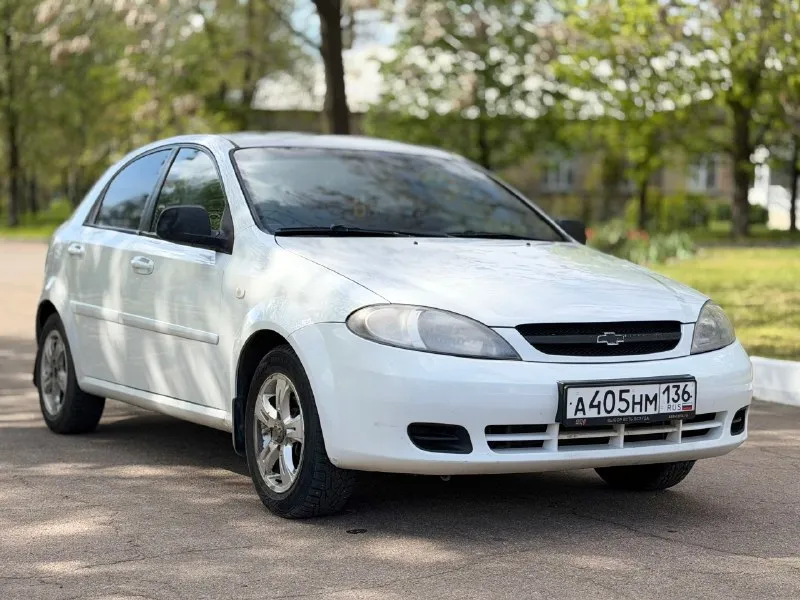 Продаётся chevrolet lacetti — надёжный и ухоженный автомобиль основные характеристики: * год выпуска: 2010 * двигатель: 1.4 л (бензин) * коробка передач: механика * состояние: отличное, не требует вложений * комплектация: кондиционер, гидроусилитель руля описание: автомобиль в отличном техническом состоянии. двигатель работает ровно, коробка передач переключается четко, без посторонних шумов. кузов без серьезных дефектов, салон чистый и ухоженный. машина полностью обслужена и готова к эксплуатации. документы: полный порядок, всё чисто. цена: 530 000 ₽ контакты для связи: ☎ телефон / whatsapp / telegram: 📞 +7 (949) 910-02-20 📞 +7 (909) 408-88-98 - фотография - 3