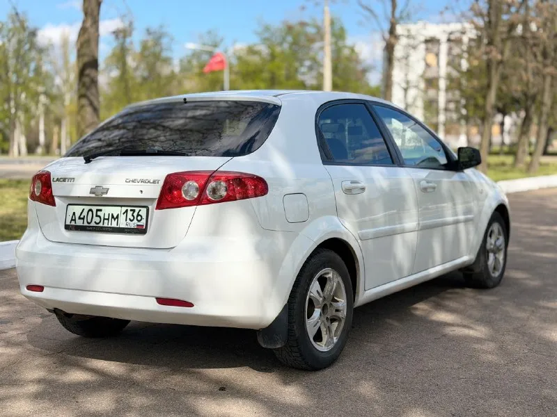 Продаётся chevrolet lacetti — надёжный и ухоженный автомобиль основные характеристики: * год выпуска: 2010 * двигатель: 1.4 л (бензин) * коробка передач: механика * состояние: отличное, не требует вложений * комплектация: кондиционер, гидроусилитель руля описание: автомобиль в отличном техническом состоянии. двигатель работает ровно, коробка передач переключается четко, без посторонних шумов. кузов без серьезных дефектов, салон чистый и ухоженный. машина полностью обслужена и готова к эксплуатации. документы: полный порядок, всё чисто. цена: 530 000 ₽ контакты для связи: ☎ телефон / whatsapp / telegram: 📞 +7 (949) 910-02-20 📞 +7 (909) 408-88-98 - фотография - 4