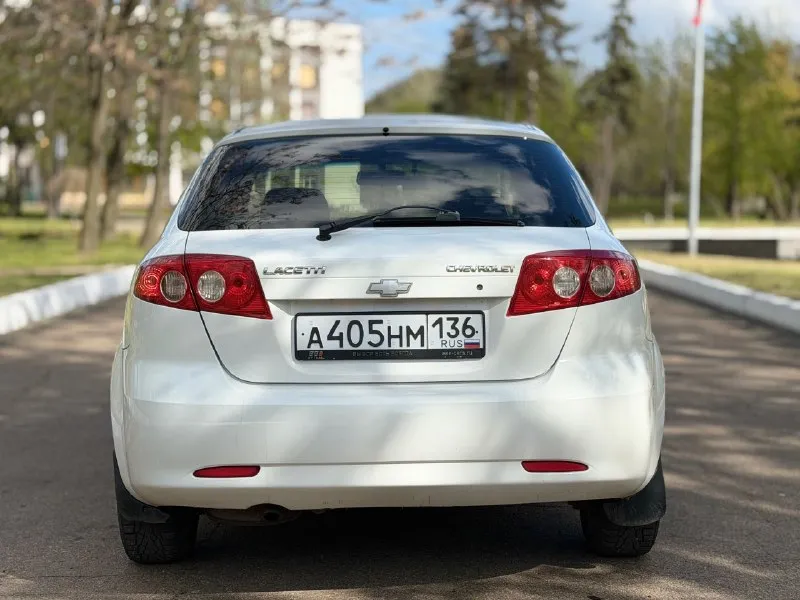 Продаётся chevrolet lacetti — надёжный и ухоженный автомобиль основные характеристики: * год выпуска: 2010 * двигатель: 1.4 л (бензин) * коробка передач: механика * состояние: отличное, не требует вложений * комплектация: кондиционер, гидроусилитель руля описание: автомобиль в отличном техническом состоянии. двигатель работает ровно, коробка передач переключается четко, без посторонних шумов. кузов без серьезных дефектов, салон чистый и ухоженный. машина полностью обслужена и готова к эксплуатации. документы: полный порядок, всё чисто. цена: 530 000 ₽ контакты для связи: ☎ телефон / whatsapp / telegram: 📞 +7 (949) 910-02-20 📞 +7 (909) 408-88-98 - фотография - 5