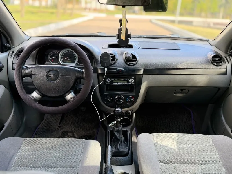 Продаётся chevrolet lacetti — надёжный и ухоженный автомобиль основные характеристики: * год выпуска: 2010 * двигатель: 1.4 л (бензин) * коробка передач: механика * состояние: отличное, не требует вложений * комплектация: кондиционер, гидроусилитель руля описание: автомобиль в отличном техническом состоянии. двигатель работает ровно, коробка передач переключается четко, без посторонних шумов. кузов без серьезных дефектов, салон чистый и ухоженный. машина полностью обслужена и готова к эксплуатации. документы: полный порядок, всё чисто. цена: 530 000 ₽ контакты для связи: ☎ телефон / whatsapp / telegram: 📞 +7 (949) 910-02-20 📞 +7 (909) 408-88-98 - фотография - 6