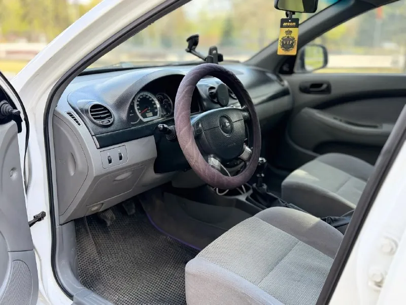 Продаётся chevrolet lacetti — надёжный и ухоженный автомобиль основные характеристики: * год выпуска: 2010 * двигатель: 1.4 л (бензин) * коробка передач: механика * состояние: отличное, не требует вложений * комплектация: кондиционер, гидроусилитель руля описание: автомобиль в отличном техническом состоянии. двигатель работает ровно, коробка передач переключается четко, без посторонних шумов. кузов без серьезных дефектов, салон чистый и ухоженный. машина полностью обслужена и готова к эксплуатации. документы: полный порядок, всё чисто. цена: 530 000 ₽ контакты для связи: ☎ телефон / whatsapp / telegram: 📞 +7 (949) 910-02-20 📞 +7 (909) 408-88-98 - фотография - 7