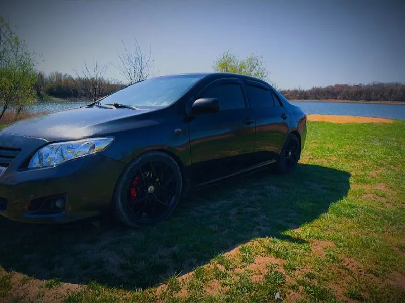 Автомобиль: toyota corolla. год выпуска: 2007. пробег: 206 тыс. двигатель: 1.6 коробка: робот (работает отлично) цена: 750 000 ( торг реальному покупателю) автомобиль в хорошем техническом состоянии! ⚫чёрный на чёрном🔥 приятный салон, отличная музыка, диски r18 с 2мя комплектами резины (лето новое), установлена новая передняя оптика с дорогим освещением, установлены линзованные противотуманки с дорогими лампами (освещение отличное), подвеска стоит спортивная (не колхоз) много домов: оставляю с автомобилем! не разу, не подводила в дороге + на дальние расстояния есть круиз-контроль, который делает поездку максимально комфортной. авто выглядит просто 💣💥 от машины не избавлюсь (езжу каждый день), продаю не спеша! сделано то (масло, колодки в круг, фильтра и заправлен кондиционер) обмен не интересует, осмотр г. донецк. дополнительные вопросы по телефону: +7-949-029-35-31 даниил. - фотография - 3