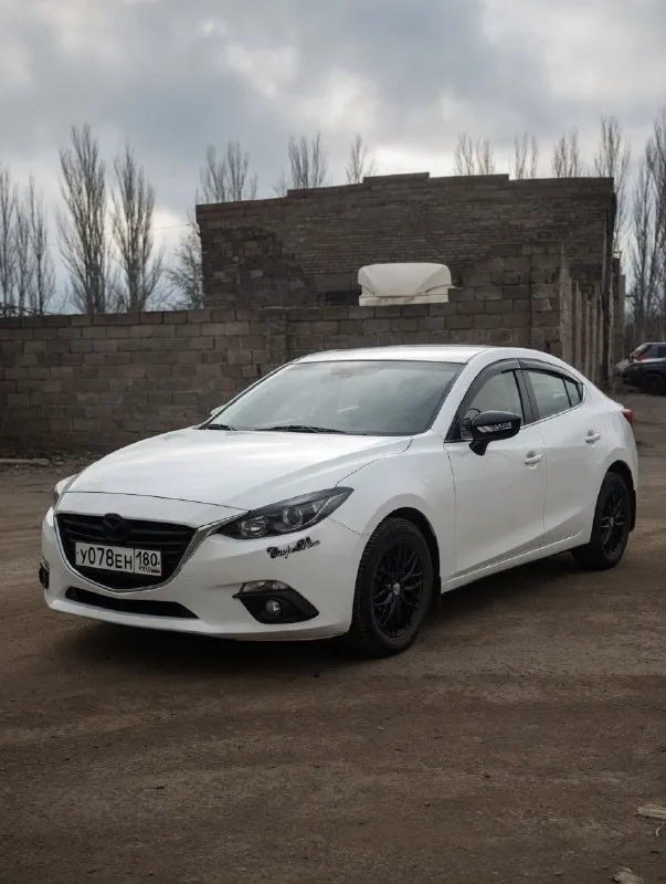 Mazda 3 2014 1.6l акпп 🔥 1 070 000 руб. 🔥 105 л. с. пробег 140 тыс. км продам качественное авто, в хорошем состоянии, вложений никаких не требует, сел и поехал, двигатель без нареканий, коробка прям в идеале, недавно была замена масло в акпп, переключает очень плавно и без рывков. по кузову без критики, рыжиков нет. автомобиль очень экономичный и недорогой в обслуживании, расход по трассе 6 литров. каждый день на ходу, за авто не стыдно любые проверки! продаю по низу рынка, пока есть интересующий меня автомобиль!!! макеевка +79495058019 только звонки - фотография - 1