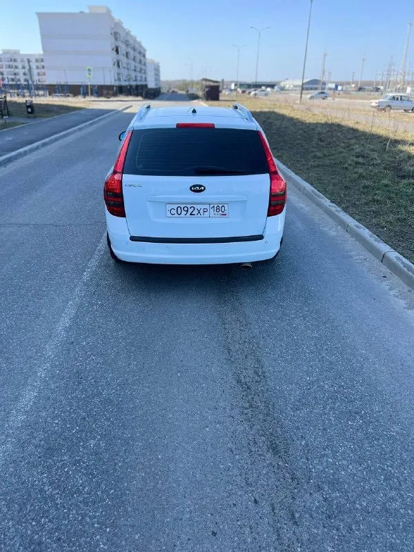 Продажа от собственика!!!автомобиль местный. продам kia ceed. автомобиль 2009г. выпуска. двигатель объемом 2.0 бензин, автоматическая коробка передач. состояние автомобиля отличное, кузов практически весь в заводском окрасе, есть две окрашенные детали косметические без шпаклёвки. двигатель, акпп, ходовая часть без капитала вложений абсолютно. автомобиль в максимальной комплектации есть все для комфортной эксплуатации, в автомобиле работает абсолютно всё автотека зелёная без единого дтп и выплат. документы кристально чистые переоформление на нового владельца без проблем. подробно про автомобиль расскажу по телефону либо при встрече. автомобиль находится в городе мариуполь.700тыс руб. +79497346358 +79649225253 сергей - фотография - 3