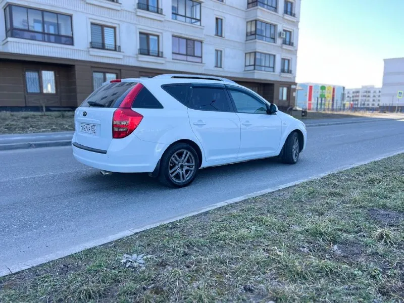 Продажа от собственика!!!автомобиль местный. продам kia ceed. автомобиль 2009г. выпуска. двигатель объемом 2.0 бензин, автоматическая коробка передач. состояние автомобиля отличное, кузов практически весь в заводском окрасе, есть две окрашенные детали косметические без шпаклёвки. двигатель, акпп, ходовая часть без капитала вложений абсолютно. автомобиль в максимальной комплектации есть все для комфортной эксплуатации, в автомобиле работает абсолютно всё автотека зелёная без единого дтп и выплат. документы кристально чистые переоформление на нового владельца без проблем. подробно про автомобиль расскажу по телефону либо при встрече. автомобиль находится в городе мариуполь.700тыс руб. +79497346358 +79649225253 сергей - фотография - 4