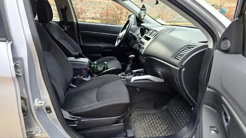 Продаю автомобиль mitsubishi asx 2011 года в отличном состоянии для своих лет. один владелец с момента покупки. без дтп родной пробег 200000. по кузову как на фото гнили ржавчины нет. мотор 1.6 механика. два комплекта ключей. то проходила во время по регламенту. есть сервисная книжка, заказ наряды. салон чистый ухоженный. по тех. части в данный момент вложений не требует. продажа с полным переоформлением. юридически чист. осмотр г. донецк звонить по номеру телефона +79490881846 или пишите в телеграмм если нет связи. цена 1070000. - фотография - 10