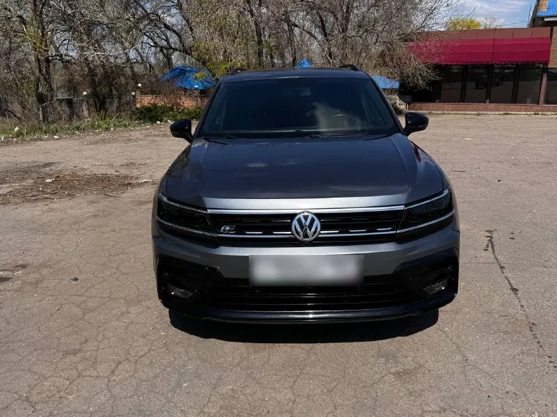 Продам автомобиль vw tiguan 2020 r-line black edition, 7 мест, бензиновый двигатель 2.0 tsi семейства ea888 gen3b на 187 л/с в паре с 8-ми ступeнчатой акпп aisin и передним приводом. пробег: 122816 км. автомобиль был ввезён из грузии в 2024г. в отличном состоянии и использовался только мной. комплектaция r-linе(черные молдинги, зеркала, потолок, r20 диски). кожаный салoн и руль, 2х-зонный климат-контроль, беспроводная зарядка, 2 разъёма type-c спереди, 1 type-c и 12v разъем для задних пассажиров, вместительный подлокотник, запуск двигателя с кнопки, бесключевой доступ, система start/stop, электромеханический стояночный тормоз, панopaмная крышa с люком. передние фары и птф в бронеплёнке с автозатемнением в солнечную погоду, передняя полусфера тонирована атермальной пленкой lumar. в комплекте отдам зимнюю резину на дисках r17, прошла 1 сезон. диагностическая карта на руках. новый собственник будет доволен. цена 3 100 000 ₽ автомобиль находится в г. енакиево +79495034867 - фотография - 1
