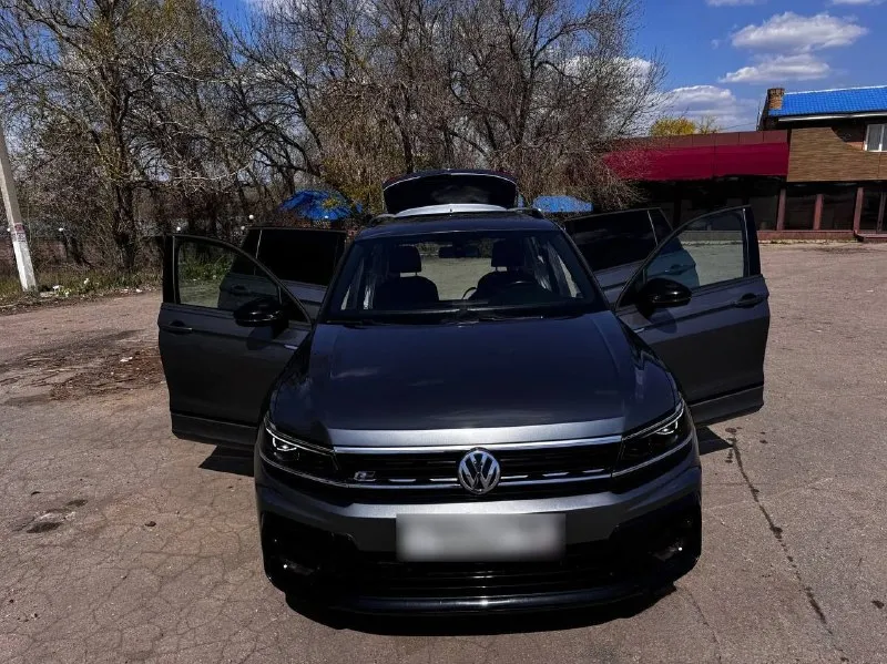 Продам автомобиль vw tiguan 2020 r-line black edition, 7 мест, бензиновый двигатель 2.0 tsi семейства ea888 gen3b на 187 л/с в паре с 8-ми ступeнчатой акпп aisin и передним приводом. пробег: 122816 км. автомобиль был ввезён из грузии в 2024г. в отличном состоянии и использовался только мной. комплектaция r-linе(черные молдинги, зеркала, потолок, r20 диски). кожаный салoн и руль, 2х-зонный климат-контроль, беспроводная зарядка, 2 разъёма type-c спереди, 1 type-c и 12v разъем для задних пассажиров, вместительный подлокотник, запуск двигателя с кнопки, бесключевой доступ, система start/stop, электромеханический стояночный тормоз, панopaмная крышa с люком. передние фары и птф в бронеплёнке с автозатемнением в солнечную погоду, передняя полусфера тонирована атермальной пленкой lumar. в комплекте отдам зимнюю резину на дисках r17, прошла 1 сезон. диагностическая карта на руках. новый собственник будет доволен. цена 3 100 000 ₽ автомобиль находится в г. енакиево +79495034867 - фотография - 10
