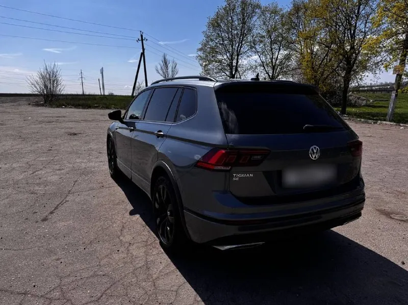 Продам автомобиль vw tiguan 2020 r-line black edition, 7 мест, бензиновый двигатель 2.0 tsi семейства ea888 gen3b на 187 л/с в паре с 8-ми ступeнчатой акпп aisin и передним приводом. пробег: 122816 км. автомобиль был ввезён из грузии в 2024г. в отличном состоянии и использовался только мной. комплектaция r-linе(черные молдинги, зеркала, потолок, r20 диски). кожаный салoн и руль, 2х-зонный климат-контроль, беспроводная зарядка, 2 разъёма type-c спереди, 1 type-c и 12v разъем для задних пассажиров, вместительный подлокотник, запуск двигателя с кнопки, бесключевой доступ, система start/stop, электромеханический стояночный тормоз, панopaмная крышa с люком. передние фары и птф в бронеплёнке с автозатемнением в солнечную погоду, передняя полусфера тонирована атермальной пленкой lumar. в комплекте отдам зимнюю резину на дисках r17, прошла 1 сезон. диагностическая карта на руках. новый собственник будет доволен. цена 3 100 000 ₽ автомобиль находится в г. енакиево +79495034867 - фотография - 2