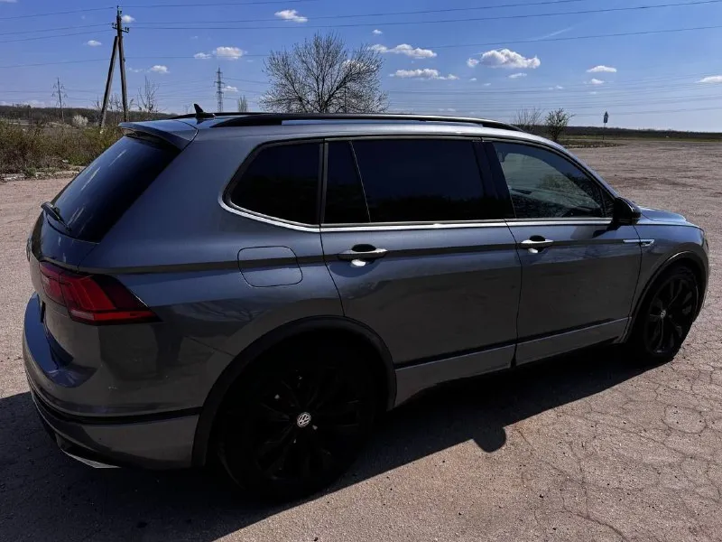 Продам автомобиль vw tiguan 2020 r-line black edition, 7 мест, бензиновый двигатель 2.0 tsi семейства ea888 gen3b на 187 л/с в паре с 8-ми ступeнчатой акпп aisin и передним приводом. пробег: 122816 км. автомобиль был ввезён из грузии в 2024г. в отличном состоянии и использовался только мной. комплектaция r-linе(черные молдинги, зеркала, потолок, r20 диски). кожаный салoн и руль, 2х-зонный климат-контроль, беспроводная зарядка, 2 разъёма type-c спереди, 1 type-c и 12v разъем для задних пассажиров, вместительный подлокотник, запуск двигателя с кнопки, бесключевой доступ, система start/stop, электромеханический стояночный тормоз, панopaмная крышa с люком. передние фары и птф в бронеплёнке с автозатемнением в солнечную погоду, передняя полусфера тонирована атермальной пленкой lumar. в комплекте отдам зимнюю резину на дисках r17, прошла 1 сезон. диагностическая карта на руках. новый собственник будет доволен. цена 3 100 000 ₽ автомобиль находится в г. енакиево +79495034867 - фотография - 3