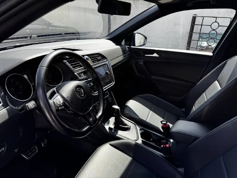 Продам автомобиль vw tiguan 2020 r-line black edition, 7 мест, бензиновый двигатель 2.0 tsi семейства ea888 gen3b на 187 л/с в паре с 8-ми ступeнчатой акпп aisin и передним приводом. пробег: 122816 км. автомобиль был ввезён из грузии в 2024г. в отличном состоянии и использовался только мной. комплектaция r-linе(черные молдинги, зеркала, потолок, r20 диски). кожаный салoн и руль, 2х-зонный климат-контроль, беспроводная зарядка, 2 разъёма type-c спереди, 1 type-c и 12v разъем для задних пассажиров, вместительный подлокотник, запуск двигателя с кнопки, бесключевой доступ, система start/stop, электромеханический стояночный тормоз, панopaмная крышa с люком. передние фары и птф в бронеплёнке с автозатемнением в солнечную погоду, передняя полусфера тонирована атермальной пленкой lumar. в комплекте отдам зимнюю резину на дисках r17, прошла 1 сезон. диагностическая карта на руках. новый собственник будет доволен. цена 3 100 000 ₽ автомобиль находится в г. енакиево +79495034867 - фотография - 4