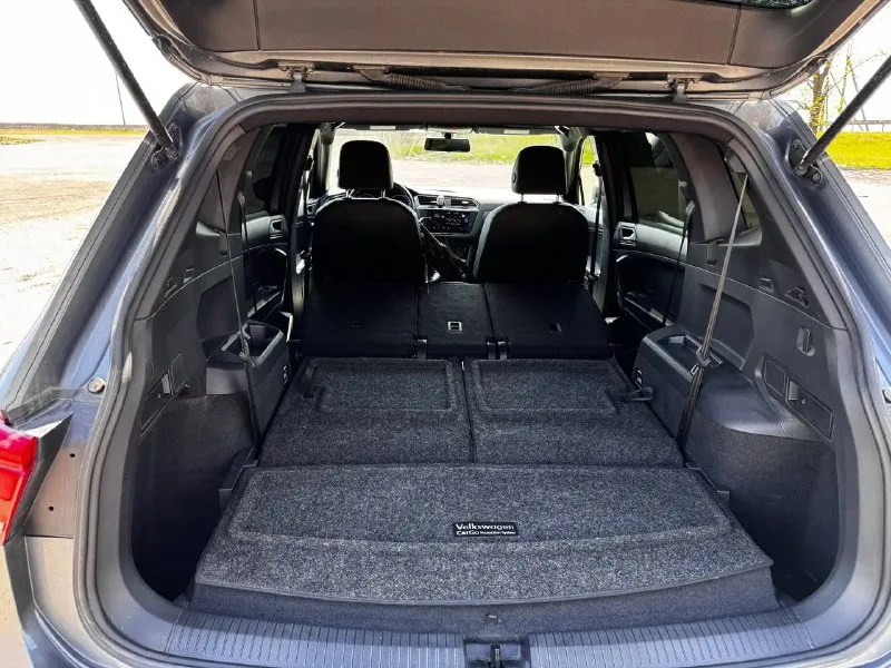 Продам автомобиль vw tiguan 2020 r-line black edition, 7 мест, бензиновый двигатель 2.0 tsi семейства ea888 gen3b на 187 л/с в паре с 8-ми ступeнчатой акпп aisin и передним приводом. пробег: 122816 км. автомобиль был ввезён из грузии в 2024г. в отличном состоянии и использовался только мной. комплектaция r-linе(черные молдинги, зеркала, потолок, r20 диски). кожаный салoн и руль, 2х-зонный климат-контроль, беспроводная зарядка, 2 разъёма type-c спереди, 1 type-c и 12v разъем для задних пассажиров, вместительный подлокотник, запуск двигателя с кнопки, бесключевой доступ, система start/stop, электромеханический стояночный тормоз, панopaмная крышa с люком. передние фары и птф в бронеплёнке с автозатемнением в солнечную погоду, передняя полусфера тонирована атермальной пленкой lumar. в комплекте отдам зимнюю резину на дисках r17, прошла 1 сезон. диагностическая карта на руках. новый собственник будет доволен. цена 3 100 000 ₽ автомобиль находится в г. енакиево +79495034867 - фотография - 5