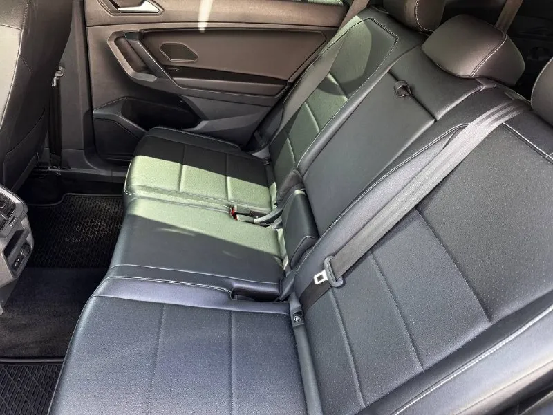 Продам автомобиль vw tiguan 2020 r-line black edition, 7 мест, бензиновый двигатель 2.0 tsi семейства ea888 gen3b на 187 л/с в паре с 8-ми ступeнчатой акпп aisin и передним приводом. пробег: 122816 км. автомобиль был ввезён из грузии в 2024г. в отличном состоянии и использовался только мной. комплектaция r-linе(черные молдинги, зеркала, потолок, r20 диски). кожаный салoн и руль, 2х-зонный климат-контроль, беспроводная зарядка, 2 разъёма type-c спереди, 1 type-c и 12v разъем для задних пассажиров, вместительный подлокотник, запуск двигателя с кнопки, бесключевой доступ, система start/stop, электромеханический стояночный тормоз, панopaмная крышa с люком. передние фары и птф в бронеплёнке с автозатемнением в солнечную погоду, передняя полусфера тонирована атермальной пленкой lumar. в комплекте отдам зимнюю резину на дисках r17, прошла 1 сезон. диагностическая карта на руках. новый собственник будет доволен. цена 3 100 000 ₽ автомобиль находится в г. енакиево +79495034867 - фотография - 6