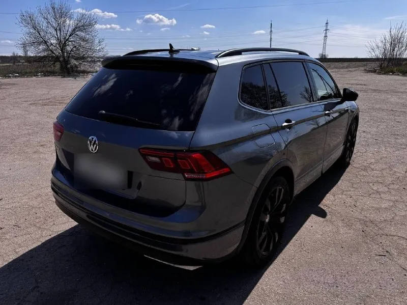 Продам автомобиль vw tiguan 2020 r-line black edition, 7 мест, бензиновый двигатель 2.0 tsi семейства ea888 gen3b на 187 л/с в паре с 8-ми ступeнчатой акпп aisin и передним приводом. пробег: 122816 км. автомобиль был ввезён из грузии в 2024г. в отличном состоянии и использовался только мной. комплектaция r-linе(черные молдинги, зеркала, потолок, r20 диски). кожаный салoн и руль, 2х-зонный климат-контроль, беспроводная зарядка, 2 разъёма type-c спереди, 1 type-c и 12v разъем для задних пассажиров, вместительный подлокотник, запуск двигателя с кнопки, бесключевой доступ, система start/stop, электромеханический стояночный тормоз, панopaмная крышa с люком. передние фары и птф в бронеплёнке с автозатемнением в солнечную погоду, передняя полусфера тонирована атермальной пленкой lumar. в комплекте отдам зимнюю резину на дисках r17, прошла 1 сезон. диагностическая карта на руках. новый собственник будет доволен. цена 3 100 000 ₽ автомобиль находится в г. енакиево +79495034867 - фотография - 8