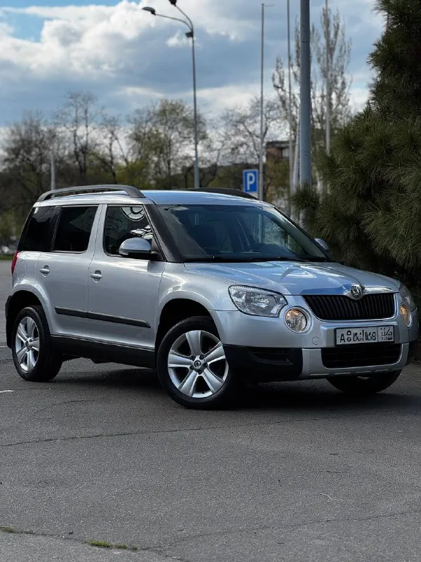 Skoda yeti 1.2 tsi dsg 2011 г. в. компакт-кроссовер с турбо мотором в идеальном состоянии родном окрасе и минимальным пробегом 79000км салон как в новом авто!!! за весь период 2 владельца, последние 10 лет владела женщина!!! в максимальной комплектации -подогрев сидений/зеркал/форсунок омывателя -двухзонный климат-контроль -хорошая штатная мультимедиа balero (aux/ bt) 8 динамиков -датчик света и дождя -круиз контроль -задний парктроник -серво/мульти руль -зеркало с авто затемнением -полный бортовой компьютер -подсветка поворотов -подсветка в зеркалах -заводская тонировка -задний ряд сидений-трансформер -два комплекта ключей -оригинальные диски r17 -сигнализация starline с автозапуском по авто сделано очень большое то /замена цепи грм/масла фильтра/обслужено dsg автомобиль полностью готов к долгой, без проблемной эксплуатации!!! торг у капота!!! цена 785 тыс. руб тг, вотсап +79493811593 звоните +79495082418(max) 📲 tg: @kloyastarlink 📞 звоните: +7(949)3811593 - фотография - 2