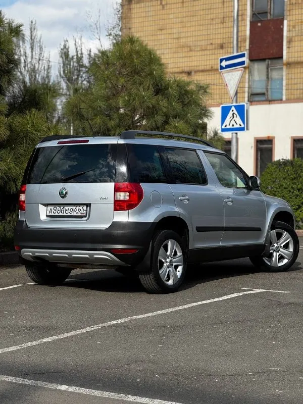 Skoda yeti 1.2 tsi dsg 2011 г. в. компакт-кроссовер с турбо мотором в идеальном состоянии родном окрасе и минимальным пробегом 79000км салон как в новом авто!!! за весь период 2 владельца, последние 10 лет владела женщина!!! в максимальной комплектации -подогрев сидений/зеркал/форсунок омывателя -двухзонный климат-контроль -хорошая штатная мультимедиа balero (aux/ bt) 8 динамиков -датчик света и дождя -круиз контроль -задний парктроник -серво/мульти руль -зеркало с авто затемнением -полный бортовой компьютер -подсветка поворотов -подсветка в зеркалах -заводская тонировка -задний ряд сидений-трансформер -два комплекта ключей -оригинальные диски r17 -сигнализация starline с автозапуском по авто сделано очень большое то /замена цепи грм/масла фильтра/обслужено dsg автомобиль полностью готов к долгой, без проблемной эксплуатации!!! торг у капота!!! цена 785 тыс. руб тг, вотсап +79493811593 звоните +79495082418(max) 📲 tg: @kloyastarlink 📞 звоните: +7(949)3811593 - фотография - 3