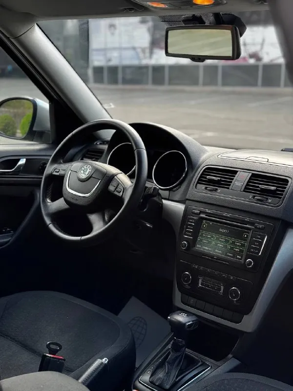 Skoda yeti 1.2 tsi dsg 2011 г. в. компакт-кроссовер с турбо мотором в идеальном состоянии родном окрасе и минимальным пробегом 79000км салон как в новом авто!!! за весь период 2 владельца, последние 10 лет владела женщина!!! в максимальной комплектации -подогрев сидений/зеркал/форсунок омывателя -двухзонный климат-контроль -хорошая штатная мультимедиа balero (aux/ bt) 8 динамиков -датчик света и дождя -круиз контроль -задний парктроник -серво/мульти руль -зеркало с авто затемнением -полный бортовой компьютер -подсветка поворотов -подсветка в зеркалах -заводская тонировка -задний ряд сидений-трансформер -два комплекта ключей -оригинальные диски r17 -сигнализация starline с автозапуском по авто сделано очень большое то /замена цепи грм/масла фильтра/обслужено dsg автомобиль полностью готов к долгой, без проблемной эксплуатации!!! торг у капота!!! цена 785 тыс. руб тг, вотсап +79493811593 звоните +79495082418(max) 📲 tg: @kloyastarlink 📞 звоните: +7(949)3811593 - фотография - 7