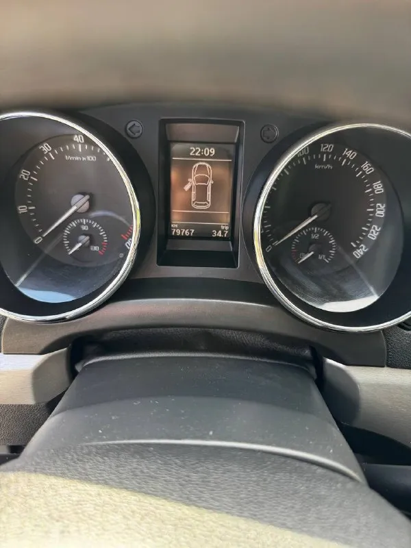 Skoda yeti 1.2 tsi dsg 2011 г. в. компакт-кроссовер с турбо мотором в идеальном состоянии родном окрасе и минимальным пробегом 79000км салон как в новом авто!!! за весь период 2 владельца, последние 10 лет владела женщина!!! в максимальной комплектации -подогрев сидений/зеркал/форсунок омывателя -двухзонный климат-контроль -хорошая штатная мультимедиа balero (aux/ bt) 8 динамиков -датчик света и дождя -круиз контроль -задний парктроник -серво/мульти руль -зеркало с авто затемнением -полный бортовой компьютер -подсветка поворотов -подсветка в зеркалах -заводская тонировка -задний ряд сидений-трансформер -два комплекта ключей -оригинальные диски r17 -сигнализация starline с автозапуском по авто сделано очень большое то /замена цепи грм/масла фильтра/обслужено dsg автомобиль полностью готов к долгой, без проблемной эксплуатации!!! торг у капота!!! цена 785 тыс. руб тг, вотсап +79493811593 звоните +79495082418(max) 📲 tg: @kloyastarlink 📞 звоните: +7(949)3811593 - фотография - 9
