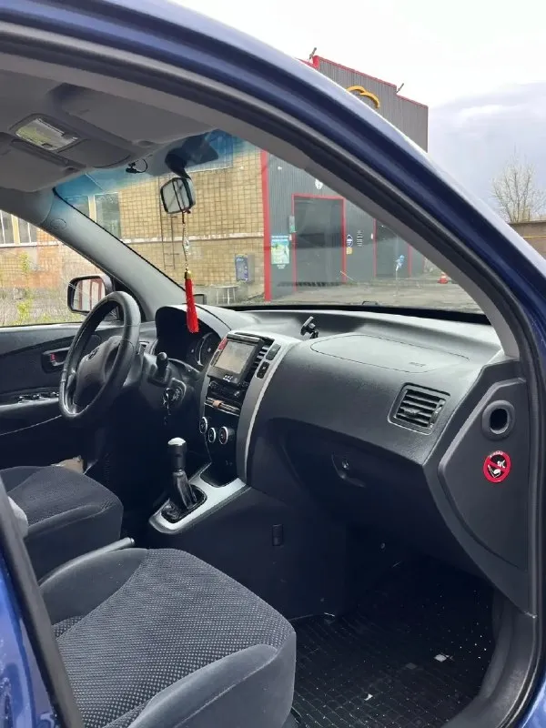 Hyundai tucson весь в заводском окрасе все остекление заводское 1 совбственик пробег :190,000( родной ) в дтп не участвовал корейская сборка год :2007 двигатель :2,0( масло не берет, не троит, не дымит ) коробка : механика ( все передачи втыкаются без хруста и вылетов ) ходовая часть вложений не требует передний привод комплектации : 12 подушек безопасности, кондиционер рабочий, противотуманный фары, 4-эл стеклоподъемника, эл- регулировка зеркал, abs, esp, корректор фар цена : 880,000 ( разумный торг у капота ) осмотре г снежное номер : +7949-792-17-35 max: +7918-538-47-12 📞 звоните: +7(949)7921735 - фотография - 9